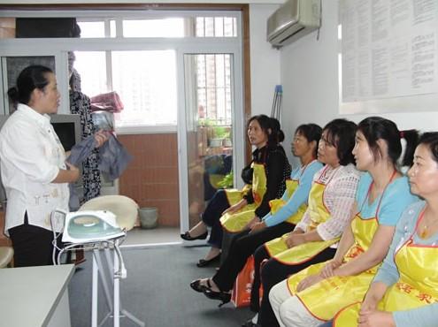 龍鳳家政提供專業(yè)的培訓